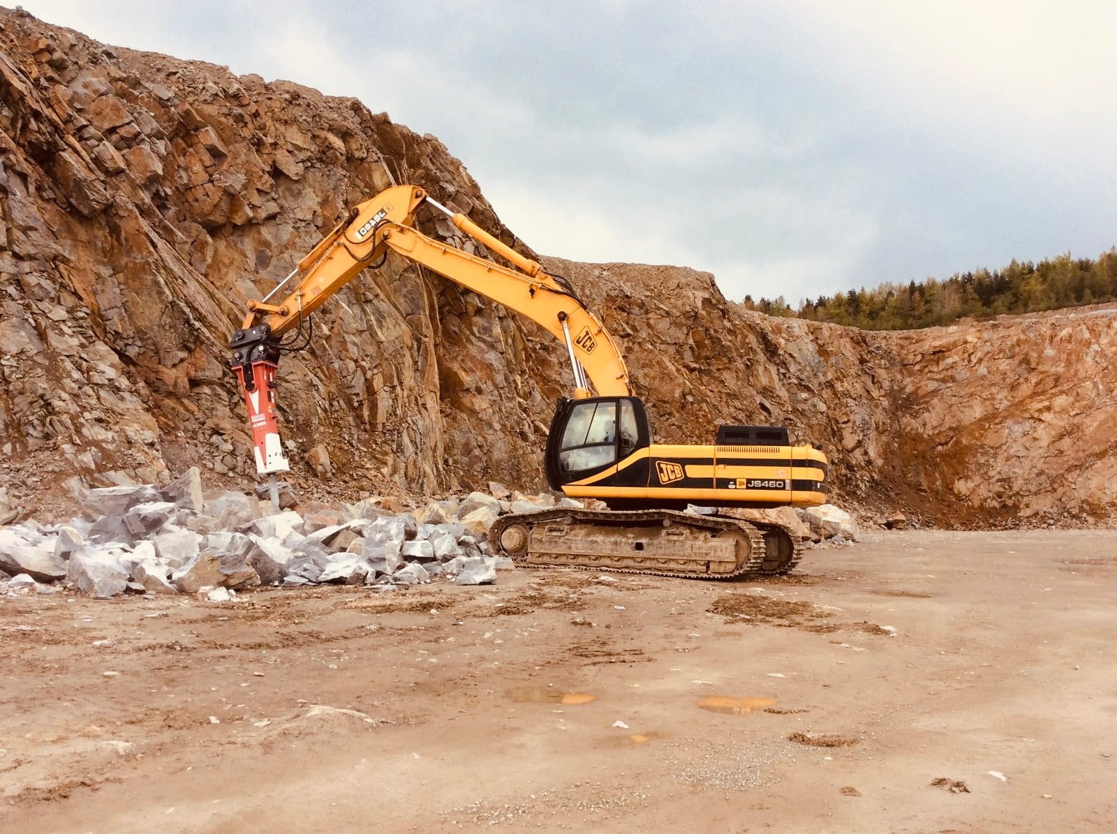 Bourací kladivo 3 500 kg – Realizace v lomu