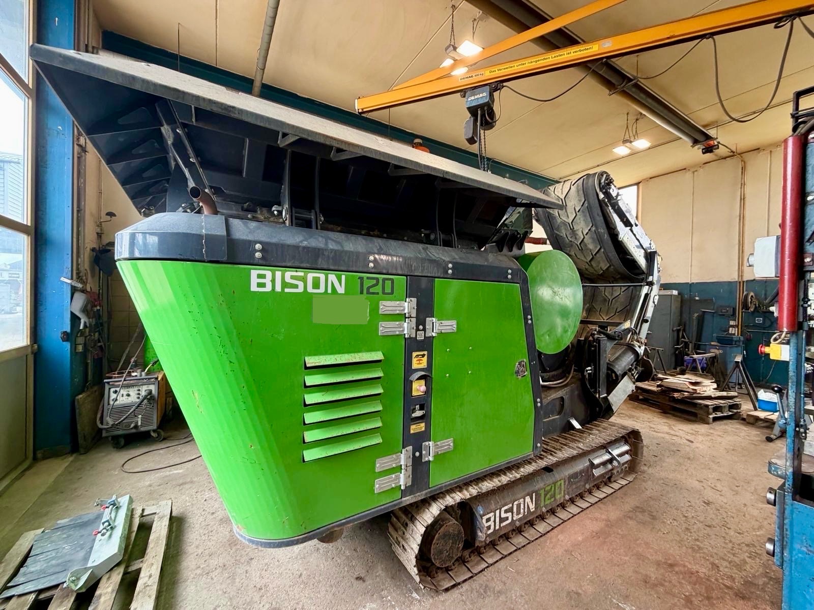 Servis mobilního pásového drtiče Bison 120 v dílně