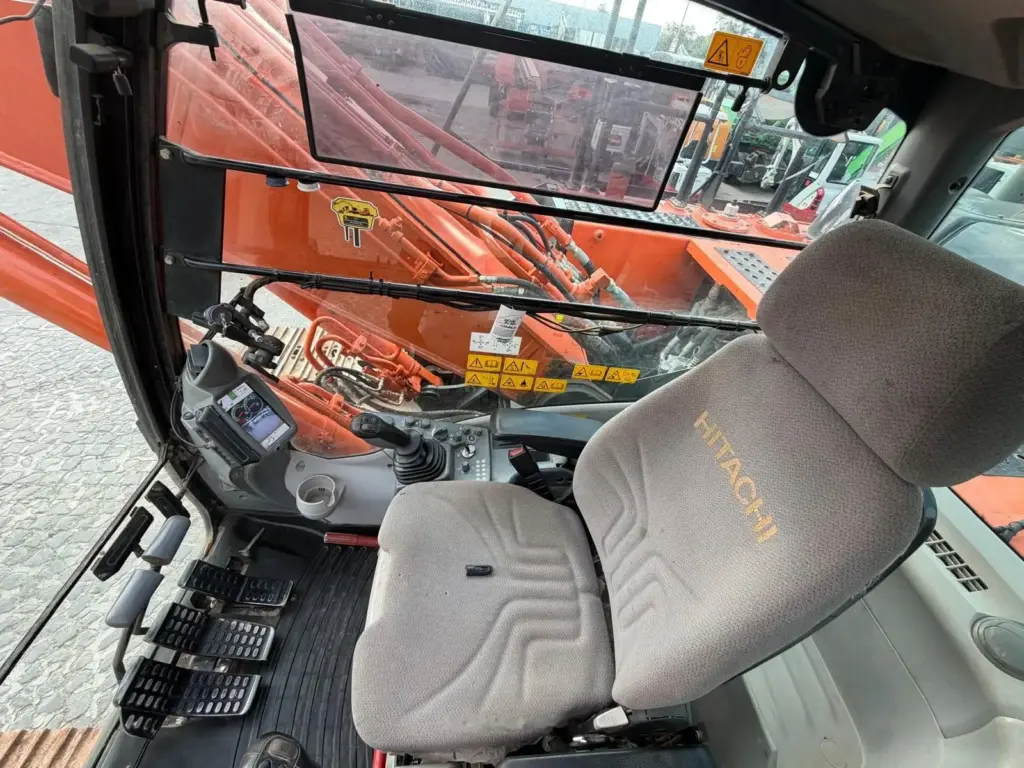 Hitachi ZX 210 LC-6 — fotografie 3 z 5