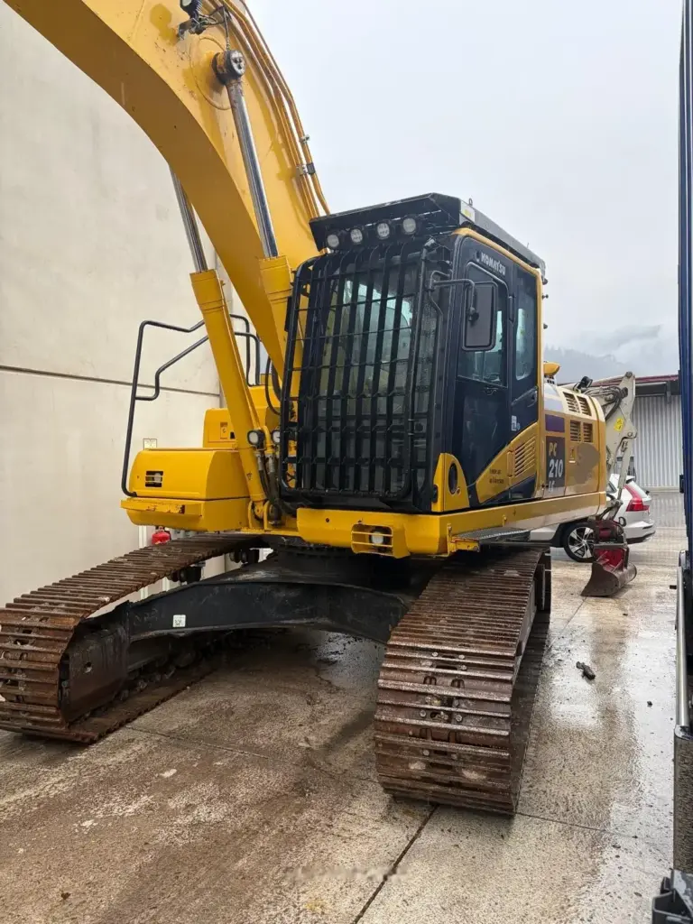 Komatsu PC 210 LC-11 — fotografie 2 z 5