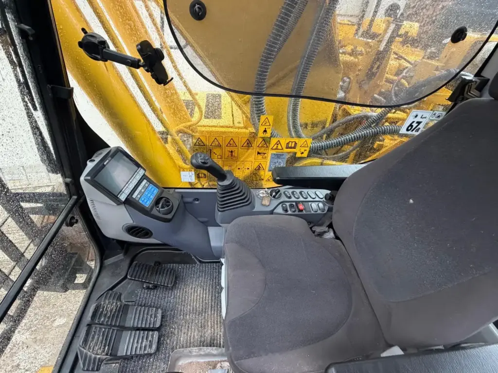 Komatsu PC 210 LC-11 — fotografie 4 z 5