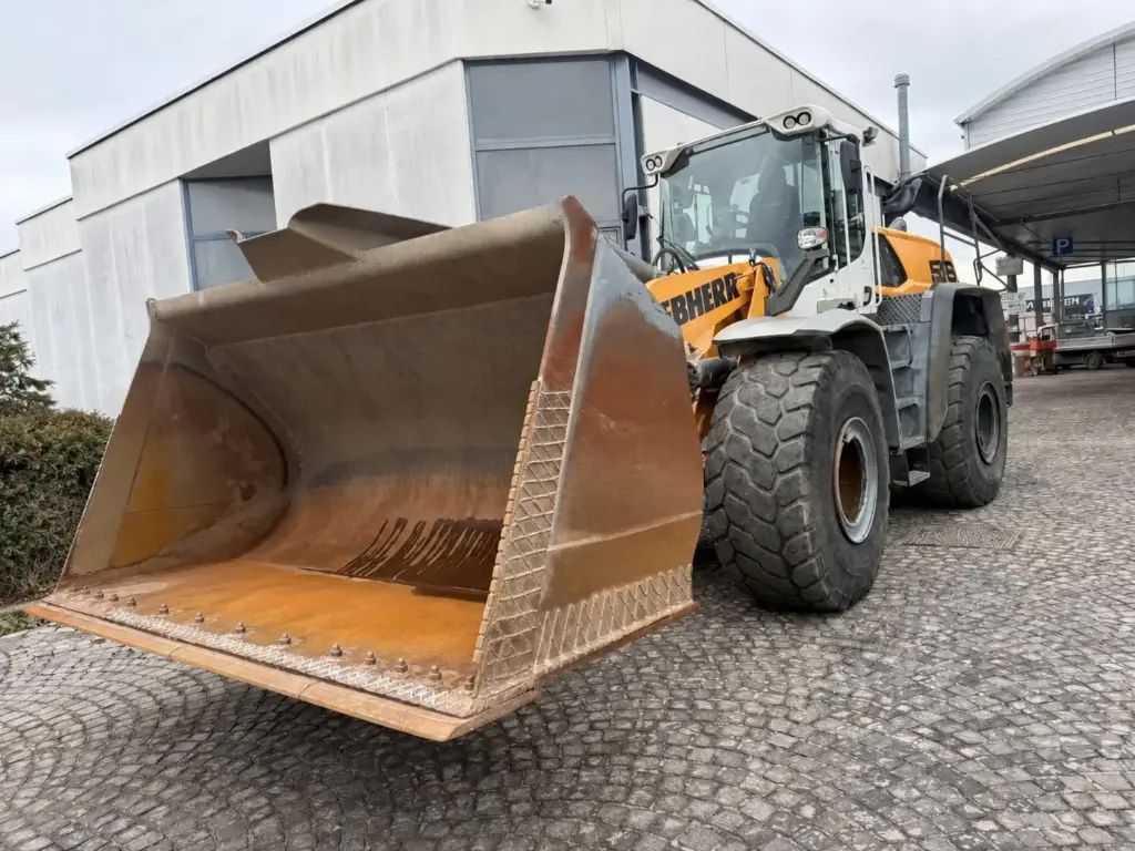Liebherr L 566 XPower s váhou