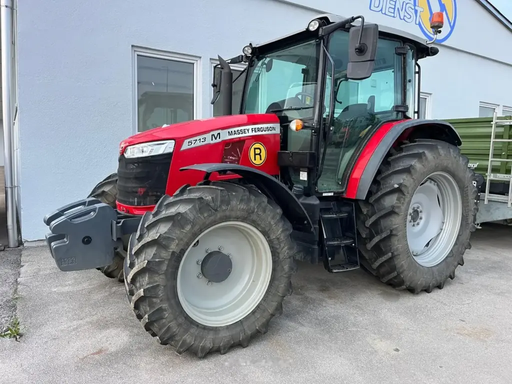 Massey Ferguson 5713 M — fotografie 2 z 2