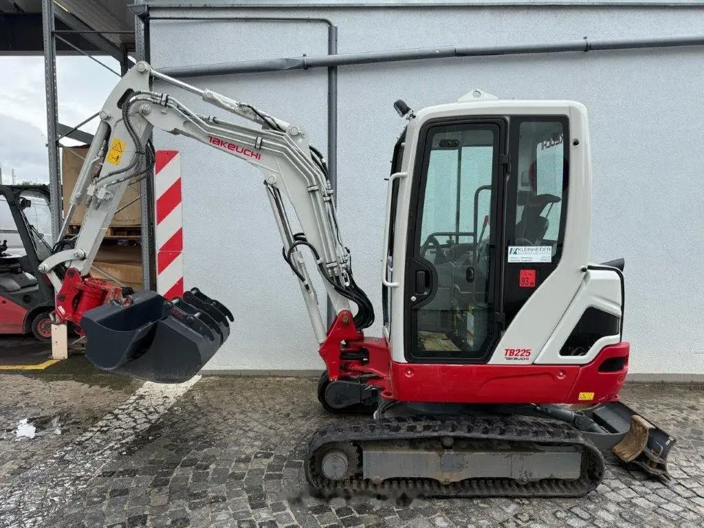 Takeuchi TB 225 Powertilt M03 — fotografie 3 z 8