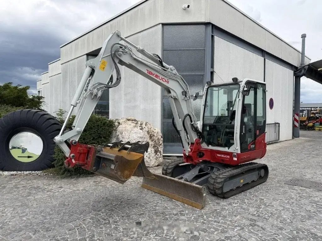 Takeuchi TB 240 Powertilt