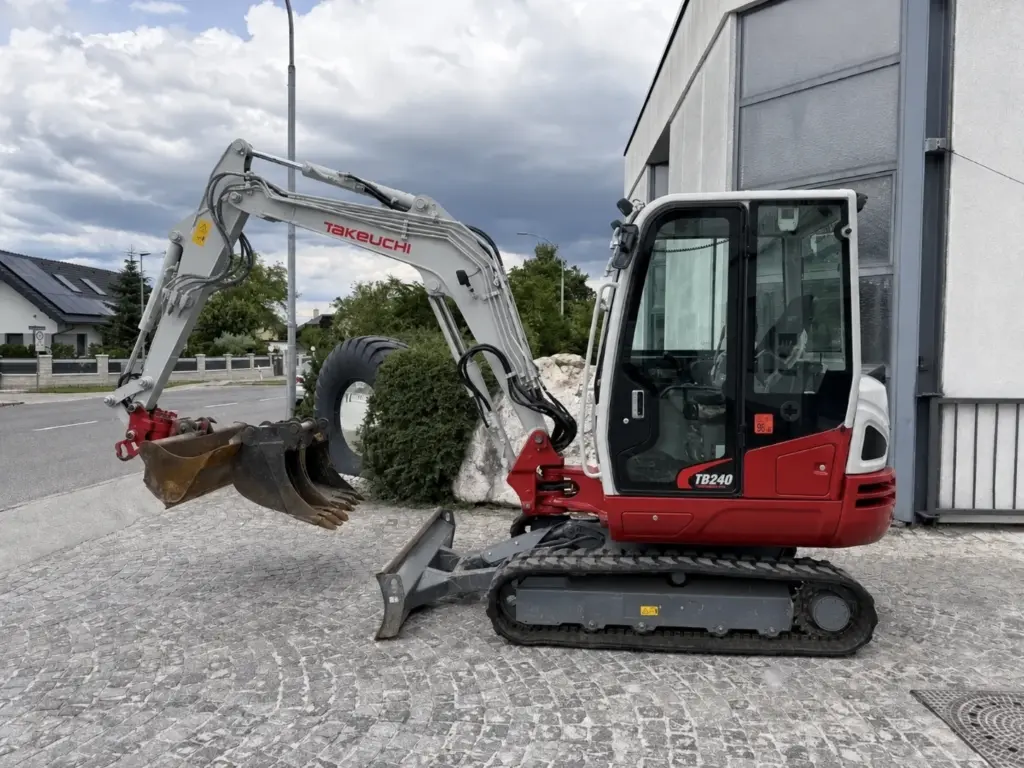 Takeuchi TB 240 Powertilt — fotografie 3 z 9