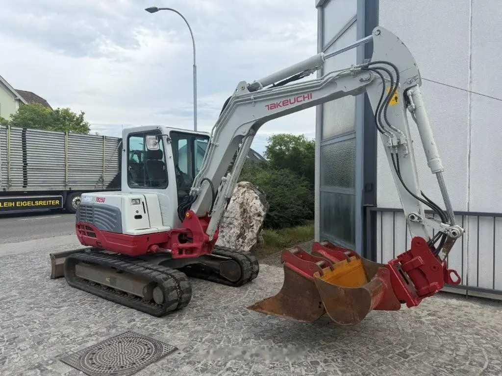 Takeuchi TB 250 Powertilt