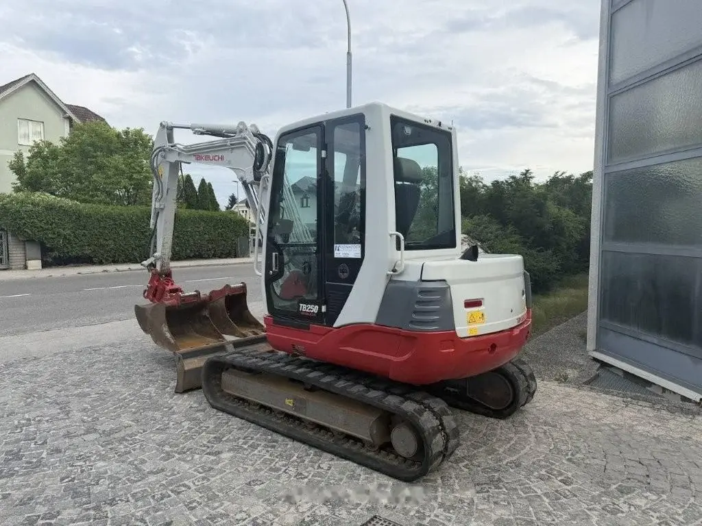 Takeuchi TB 250 Powertilt — fotografie 3 z 6