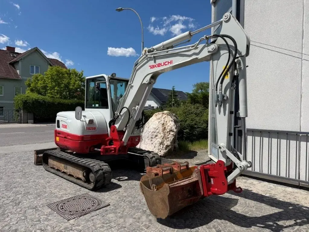Takeuchi TB 260 PT Martin M10