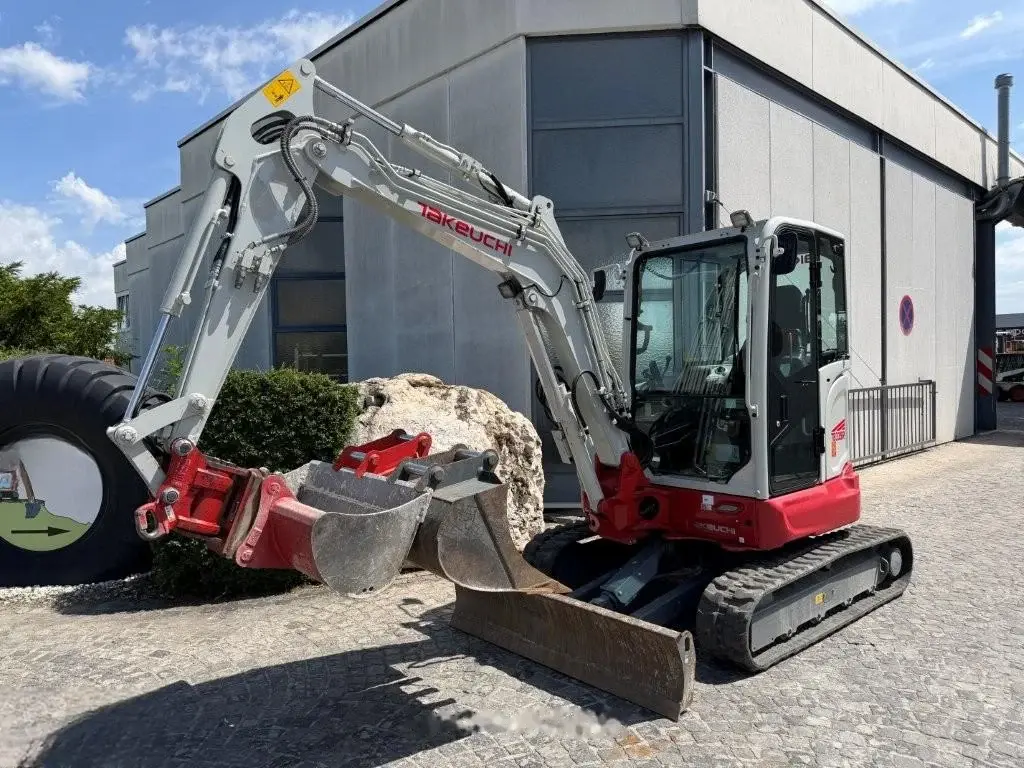 Takeuchi TB 335 R Powertilt