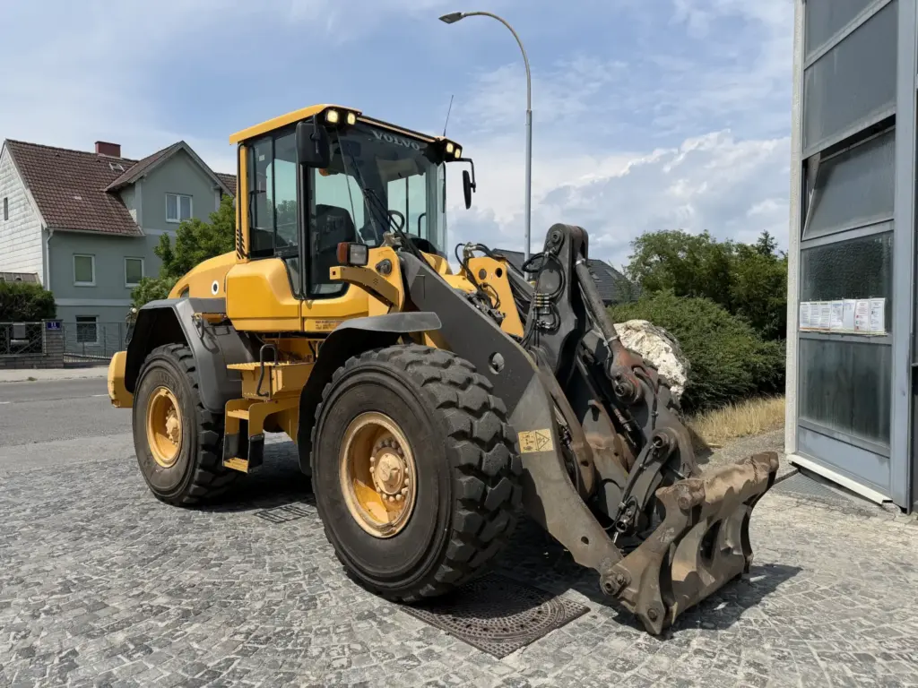Volvo L 90 G — fotografie 2 z 11